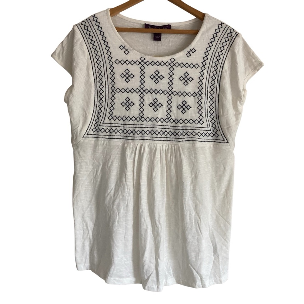 NWT Gloria Vanderbilt White Embroidered Top